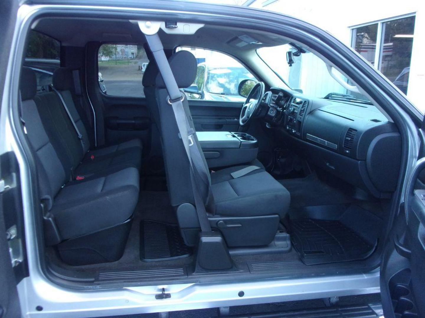 2013 SILVER CHEVROLET SILVERADO 1500 LT (1GCRCSE09DZ) with an 5.3L engine, Automatic transmission, located at 501 E. Columbia St., Springfield, OH, 45503, (800) 262-7122, 39.925262, -83.801796 - *** Serviced and Detailed *** Clean CarFax *** Z71 2WD *** Jay North Auto has offered hand picked vehicles since 1965! Our customer's enjoy a NO pressure buying experience with a small town feel. All of our vehicles get fully inspected and detailed. We are a preferred dealer for many local credi - Photo#12