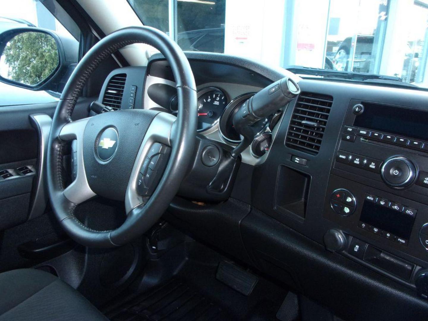 2013 SILVER CHEVROLET SILVERADO 1500 LT (1GCRCSE09DZ) with an 5.3L engine, Automatic transmission, located at 501 E. Columbia St., Springfield, OH, 45503, (800) 262-7122, 39.925262, -83.801796 - *** Serviced and Detailed *** Clean CarFax *** Z71 2WD *** Jay North Auto has offered hand picked vehicles since 1965! Our customer's enjoy a NO pressure buying experience with a small town feel. All of our vehicles get fully inspected and detailed. We are a preferred dealer for many local credi - Photo#14