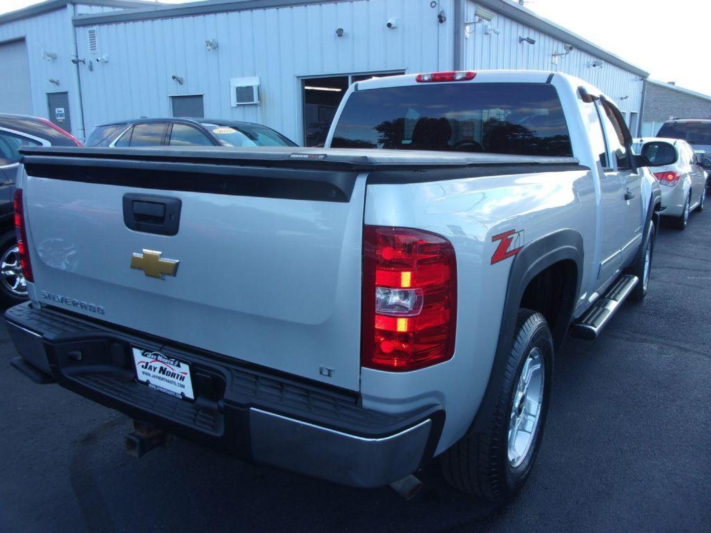 2013 SILVER CHEVROLET SILVERADO 1500 LT (1GCRCSE09DZ) with an 5.3L engine, Automatic transmission, located at 501 E. Columbia St., Springfield, OH, 45503, (800) 262-7122, 39.925262, -83.801796 - *** Serviced and Detailed *** Clean CarFax *** Z71 2WD *** Jay North Auto has offered hand picked vehicles since 1965! Our customer's enjoy a NO pressure buying experience with a small town feel. All of our vehicles get fully inspected and detailed. We are a preferred dealer for many local credi - Photo#6