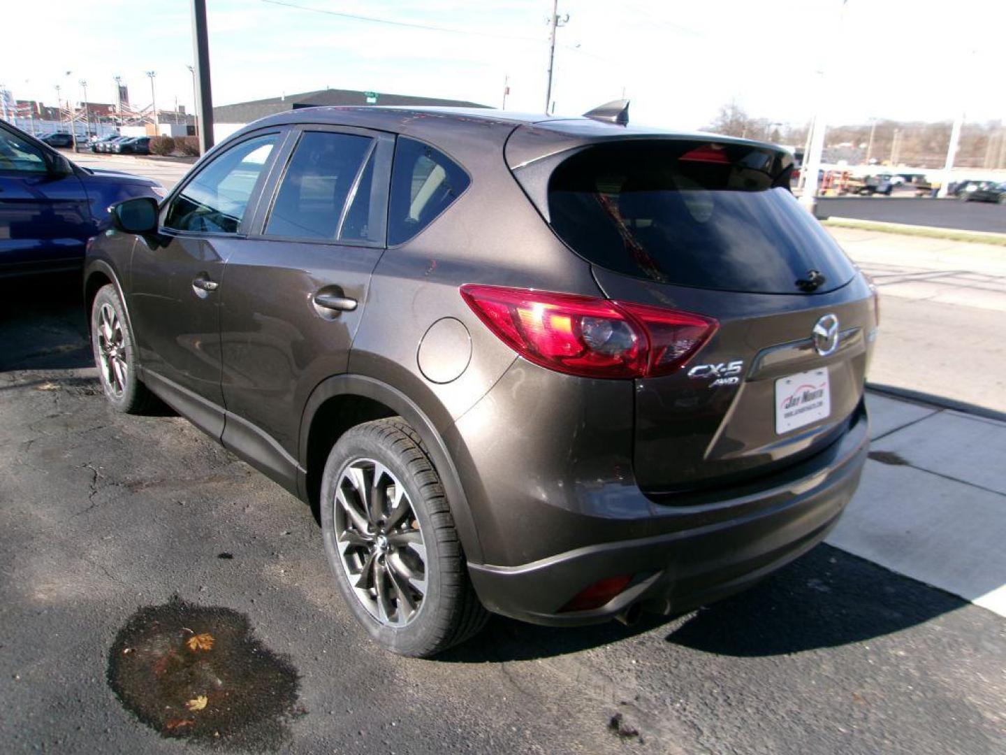 2016 GRAY MAZDA CX-5 GRAND TOURING (JM3KE4DY9G0) with an 2.5L engine, Automatic transmission, located at 501 E. Columbia St., Springfield, OH, 45503, (800) 262-7122, 39.925262, -83.801796 - *** New Tires *** Leather *** Moonroof *** AWD *** Back Up Camera *** Serviced and Detailed *** Jay North Auto has offered hand picked vehicles since 1965! Our customer's enjoy a NO pressure buying experience with a small town feel. All of our vehicles get fully inspected and detailed. We are - Photo#4