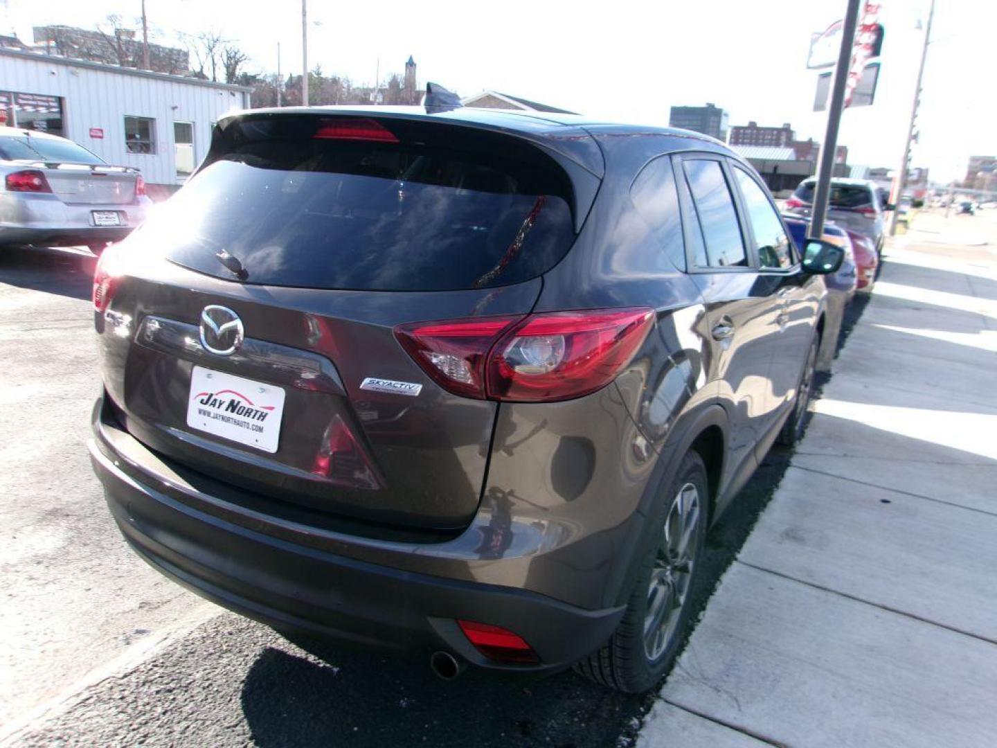 2016 GRAY MAZDA CX-5 GRAND TOURING (JM3KE4DY9G0) with an 2.5L engine, Automatic transmission, located at 501 E. Columbia St., Springfield, OH, 45503, (800) 262-7122, 39.925262, -83.801796 - *** New Tires *** Leather *** Moonroof *** AWD *** Back Up Camera *** Serviced and Detailed *** Jay North Auto has offered hand picked vehicles since 1965! Our customer's enjoy a NO pressure buying experience with a small town feel. All of our vehicles get fully inspected and detailed. We are - Photo#5