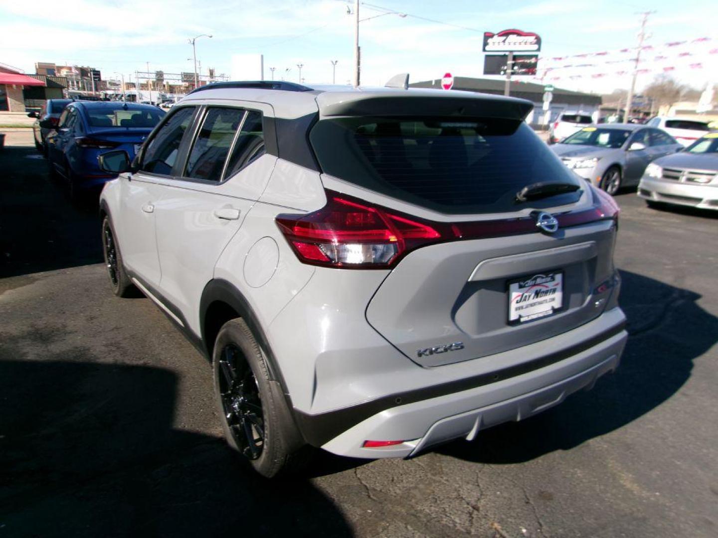 2021 GRAY NISSAN KICKS SR (3N1CP5DV1ML) with an 1.6L engine, Continuously Variable transmission, located at 501 E. Columbia St., Springfield, OH, 45503, (800) 262-7122, 39.925262, -83.801796 - *** 1 Owner *** Serviced and Detailed *** SR *** Apple CarPlay *** Blind Spot Warning *** Lane Depart Warning *** Cross Traffic Alert *** Remote Start *** LOADED *** Jay North Auto has offered hand picked vehicles since 1965! Our customer's enjoy a NO pressure buying experience with a small tow - Photo#5