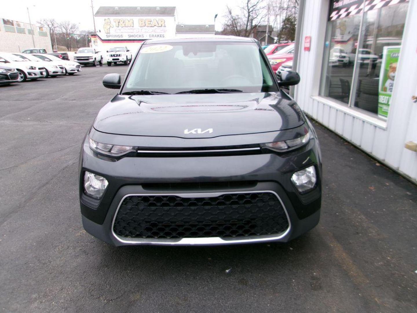 2022 GRAY KIA SOUL LX (KNDJ23AU6N7) with an 2.0L engine, Continuously Variable transmission, located at 501 E. Columbia St., Springfield, OH, 45503, (800) 262-7122, 39.925262, -83.801796 - ***1-Owner***Clean Carfax***LX***Blind Spot***New Tires***Serviced and Detailed*** Jay North Auto has offered hand picked vehicles since 1965! Our customer's enjoy a NO pressure buying experience with a small town feel. All of our vehicles get fully inspected and detailed. We are a preferred d - Photo#1