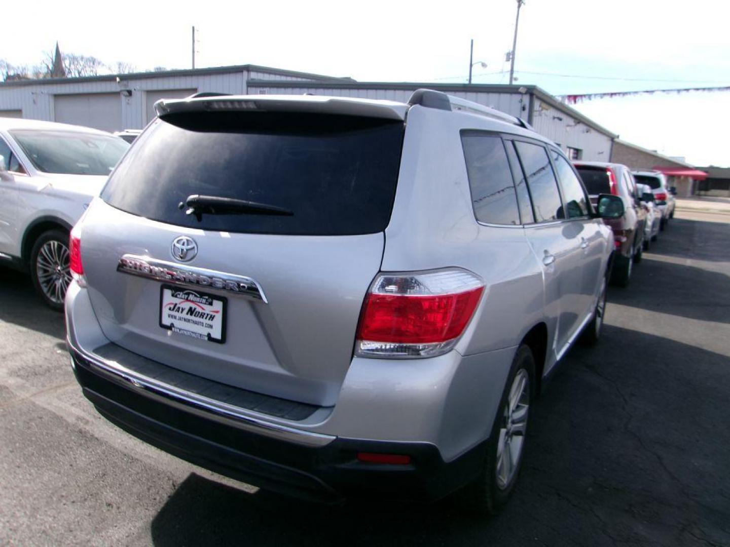 2011 SILVER TOYOTA HIGHLANDER LIMITED (5TDYK3EH5BS) with an 3.5L engine, Automatic transmission, located at 501 E. Columbia St., Springfield, OH, 45503, (800) 262-7122, 39.925262, -83.801796 - *** Limited *** Heated Leather Seats *** Moonroof *** JBL Audio *** 3rd Row Seating *** 3.5L V6 FWD *** Serviced and Detailed *** Clean CarFax w/ 23 Service Records *** Jay North Auto has offered hand picked vehicles since 1965! Our customer's enjoy a NO pressure buying experience with a small - Photo#5