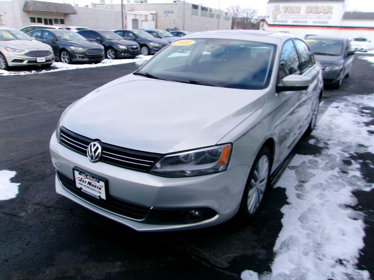 2011 BEIGE VOLKSWAGEN JETTA SEL (3VWLX7AJXBM) with an 2.5L engine, Automatic transmission, located at 501 E. Columbia St., Springfield, OH, 45503, (800) 262-7122, 39.925262, -83.801796 - Photo#3