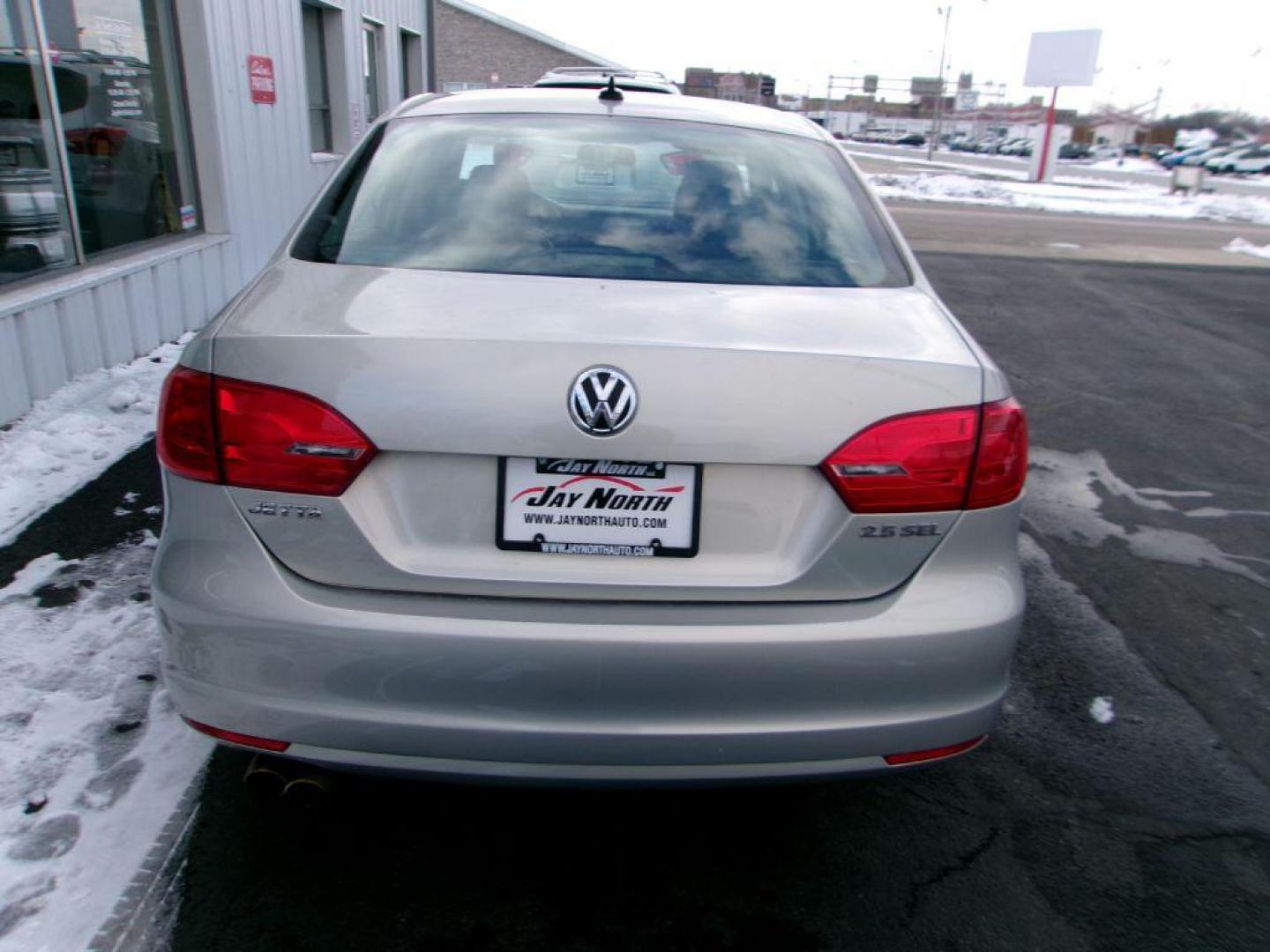 2011 BEIGE VOLKSWAGEN JETTA SEL (3VWLX7AJXBM) with an 2.5L engine, Automatic transmission, located at 501 E. Columbia St., Springfield, OH, 45503, (800) 262-7122, 39.925262, -83.801796 - Photo#5