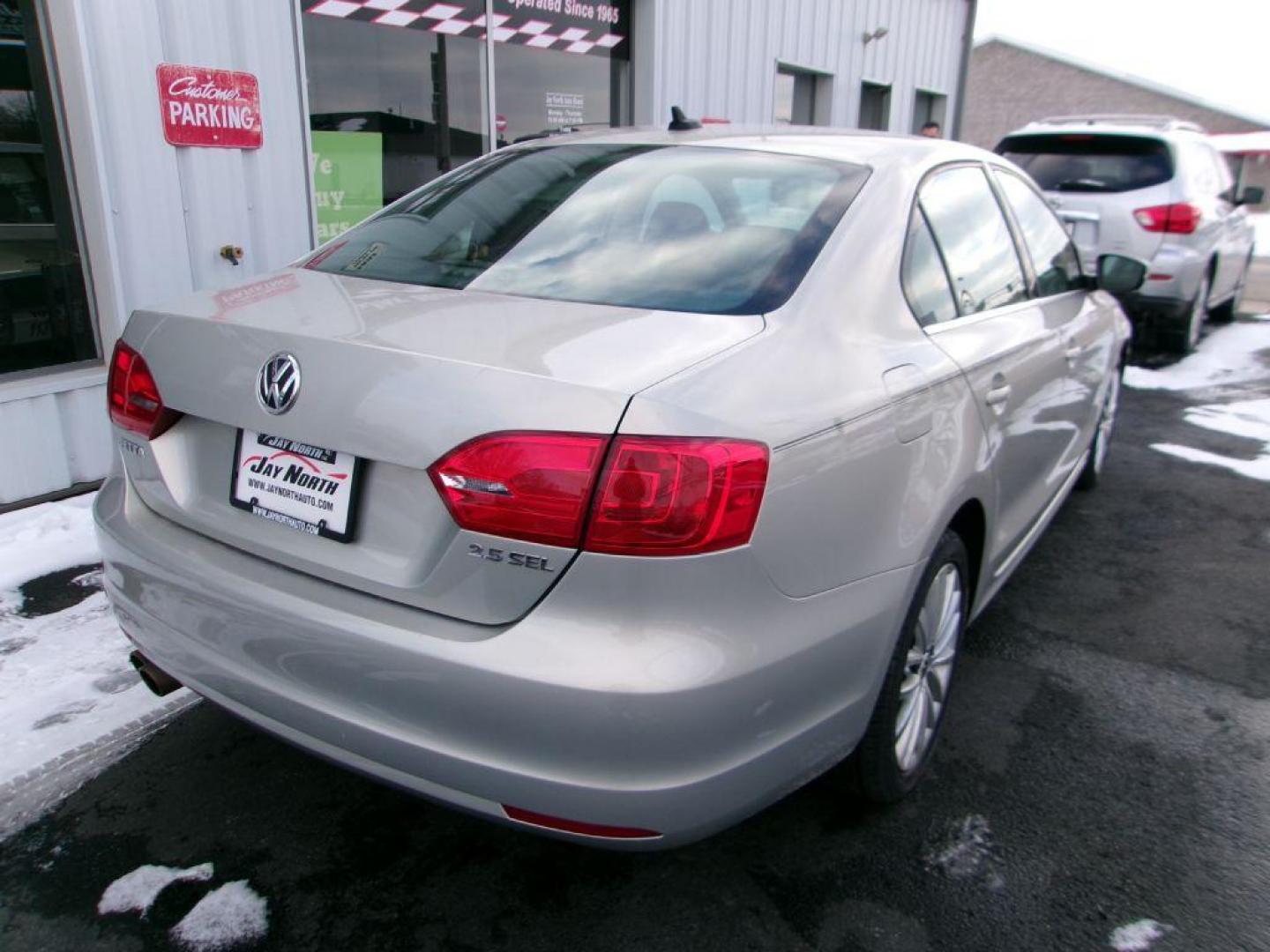 2011 BEIGE VOLKSWAGEN JETTA SEL (3VWLX7AJXBM) with an 2.5L engine, Automatic transmission, located at 501 E. Columbia St., Springfield, OH, 45503, (800) 262-7122, 39.925262, -83.801796 - Photo#6